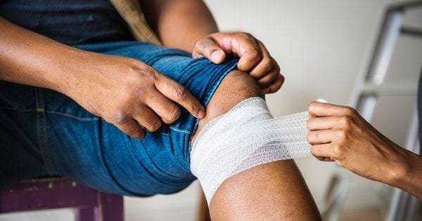 Kaki cedera diperban