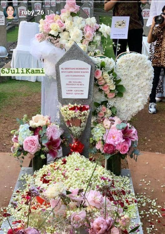 (Makam almarhumah Ani Yudhoyono yang dikunjungi keluarga di perayaan hari ulang tahunnya) www.instagram.com/@ruby_26