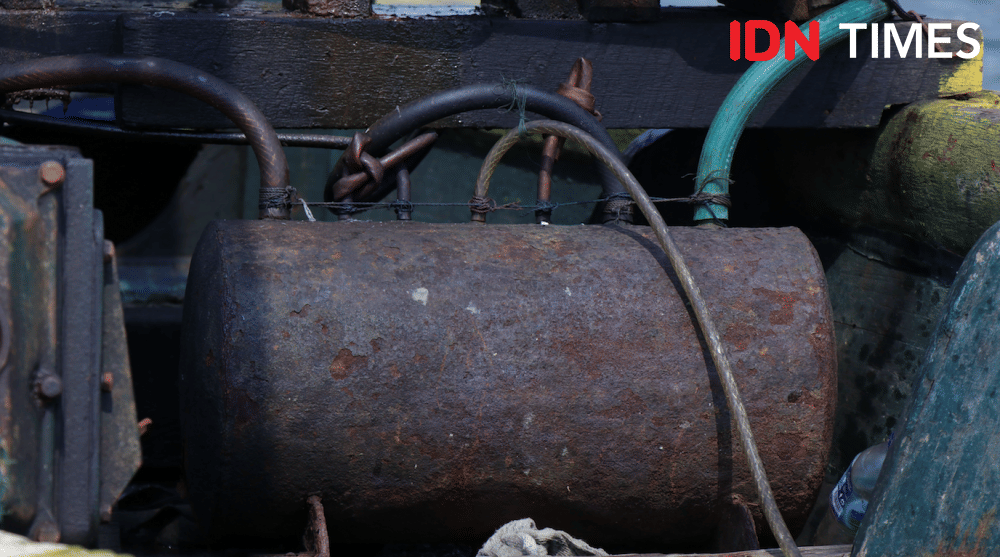 Kompresor yang digunakan untuk memompa oksigen untuk pernapasan Halil ketika menyelam. (IDN Times/Vanny El Rahman)