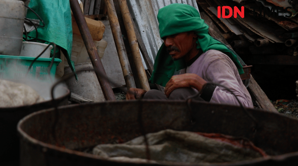 Halil sedang merebus kerang (IDN Times/Helmi Shemi)