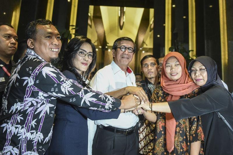 (Menkum HAM Yasonna Laoly bersama Baiq Nuril memberikan keterangan pers) ANTARA FOTO/Muhammad Adimaja