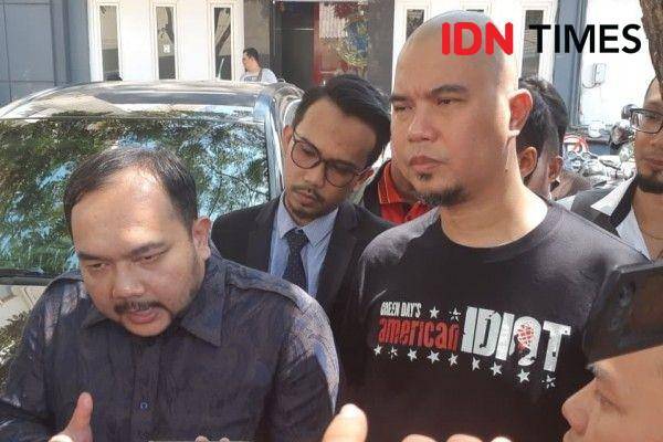 Ahmad Dhani (kanan) didampingi kuasa hukumnya. IDN Times/Ardiansyah Fajar