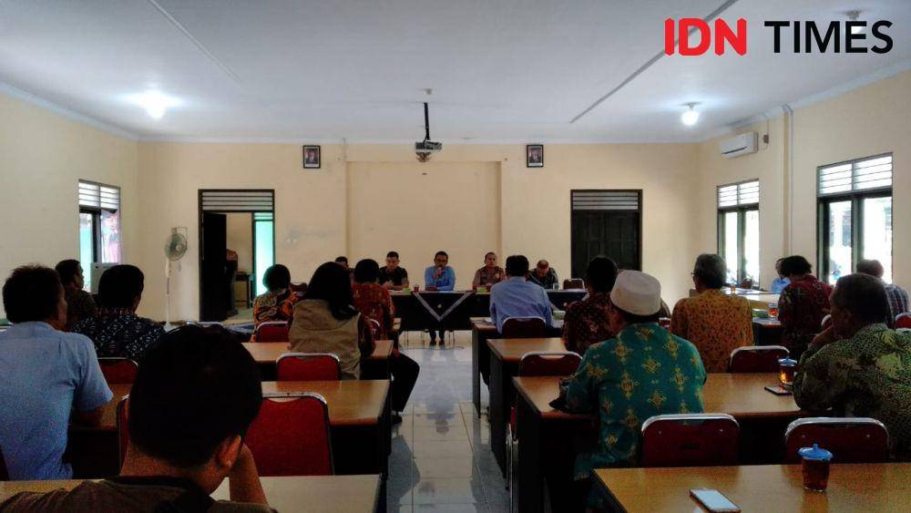 Proses mediasi penolakan gereja di Sedayu. IDN Times/Daruwaskita