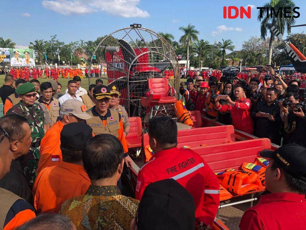 Tim satgas karhutla darat kembali ditambah memadamkan api (IDN Times/Rangga Erfizal)