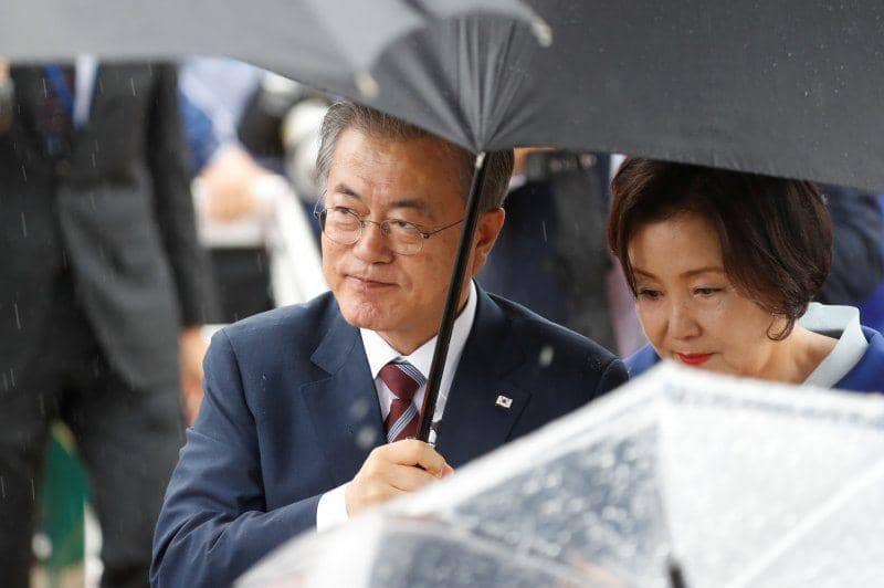 Presiden Korea Selatan, Moon Jae-in, bersama istrinya, Kim Jung-sook. ANTARA FOTO/REUTERS/Jorge Silva