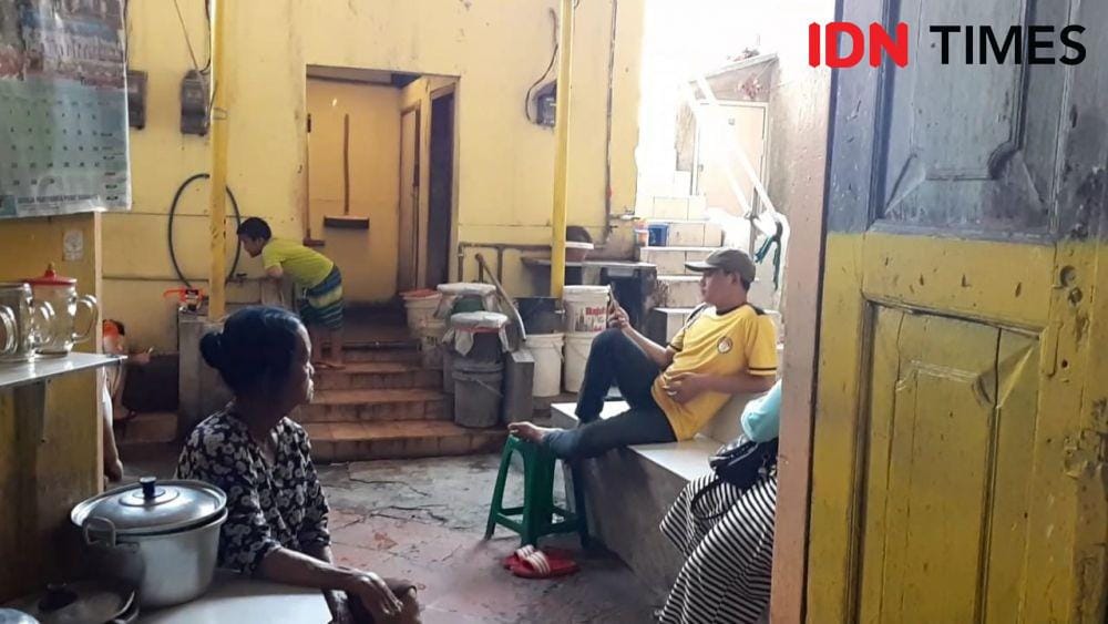 Warga tamapk beraktivitas di dalam Gedung Setan (IDN Times/Ardiansyah Fajar)