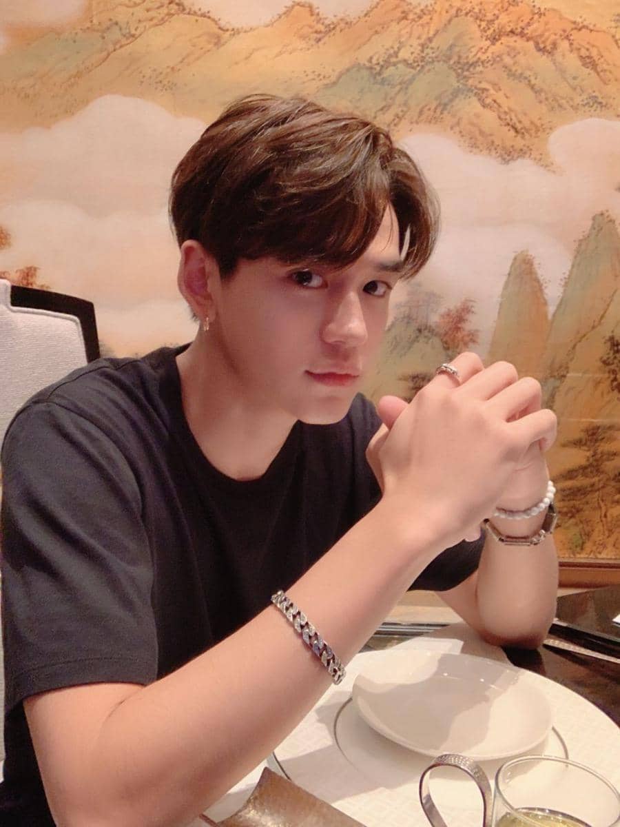 twitter.com/WayV_official