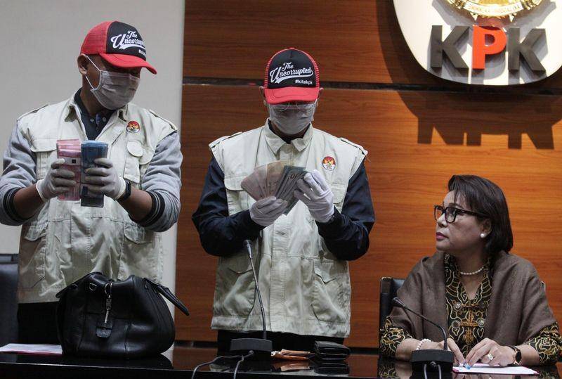 (Penyidik KPK tengah menunjukan barang bukti uang suap Gubernur Kepri) ANTARA FOTO/Reno Esnir