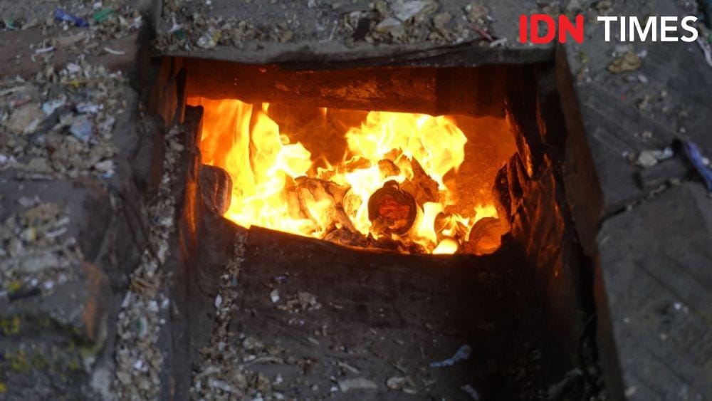 Sampah plastik menjadi bahan bakar utama dalam pembuatan tahu di Desa Tropodo. IDN Times/Enggal Hendy Wardhana