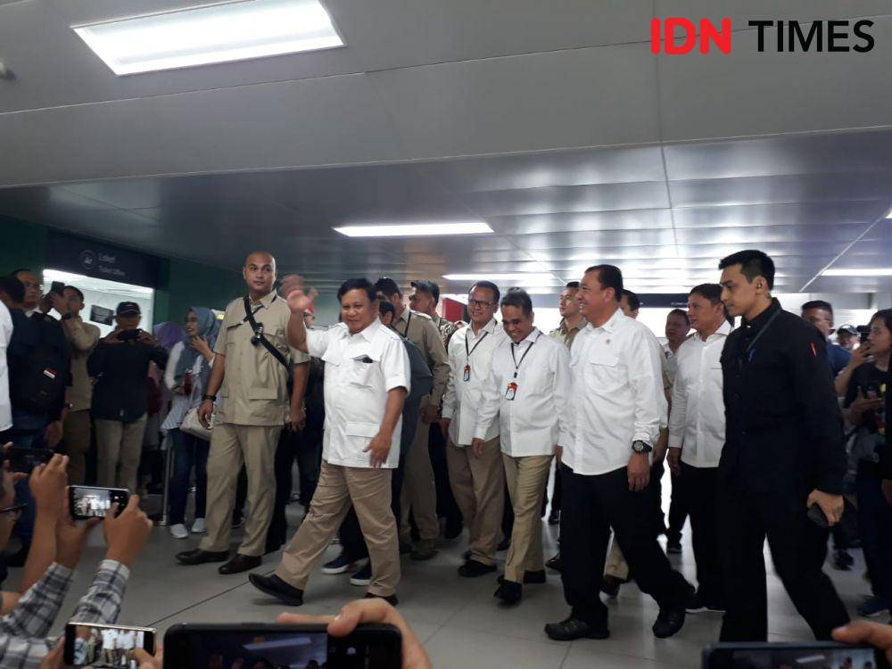 (Ketua Umum Partai Gerindra Prabowo Subianto tiba di Stasiun MRT Lebak Bulus) IDN Times/Marissa Safitri