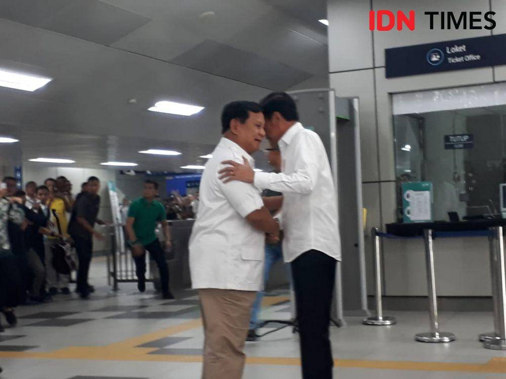(Presiden Jokowi akhirnya bertemu Prabowo di Stasiun Kereta MRT Lebak Bulus) IDN Times/Marissa Safitri