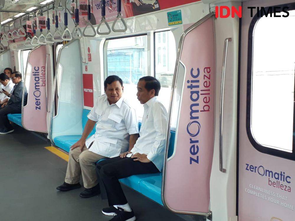 (Jokowi tengah berbincang dengan Prabowo di stasiun kereta MRT) IDN Times/Marisa Safitri