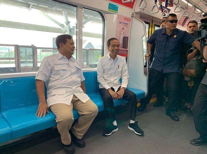 (Presiden Jokowi dan Prabowo tengah berbincang di kereta MRT) Istimewa
