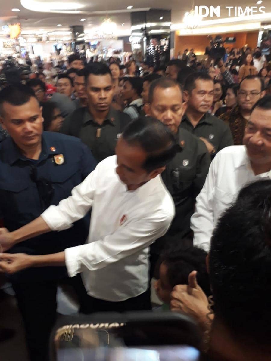 (Presiden Jokowi meladeni permintaan warga untuk swafoto) IDN Times/Marisa Safitri