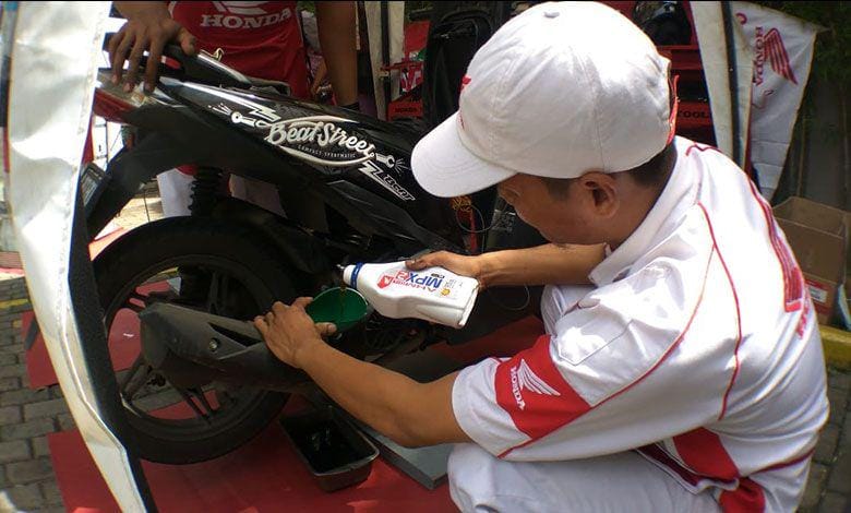 Foto Ganti Oli Motor 1