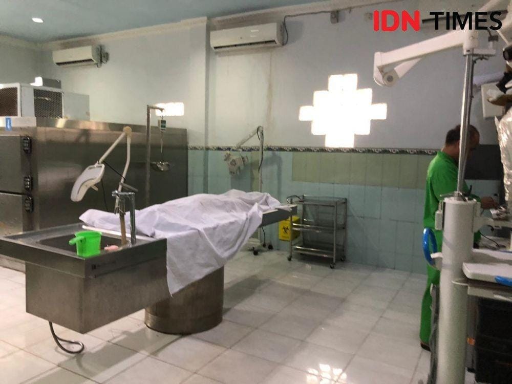 (Jenazah DLW terbaring di kamar mayat RS Bhayangkara Palembang) IDN Times/Rangga Erfizal