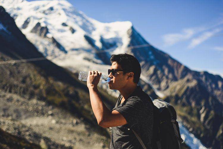 Ilustrasi minum air putih (unsplash.com/ Bit Cloud)