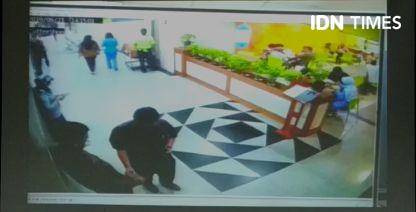 (Pengawal tahanan berinisial 'M' <di sebelah kiri> terbukti menerima suap dari ajudan Idrus Marham) IDN Times/Santi Dewi