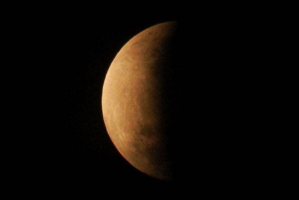Gerhana Bulan Sebagian atau Parsial (ANTARA FOTO/Paramayuda)