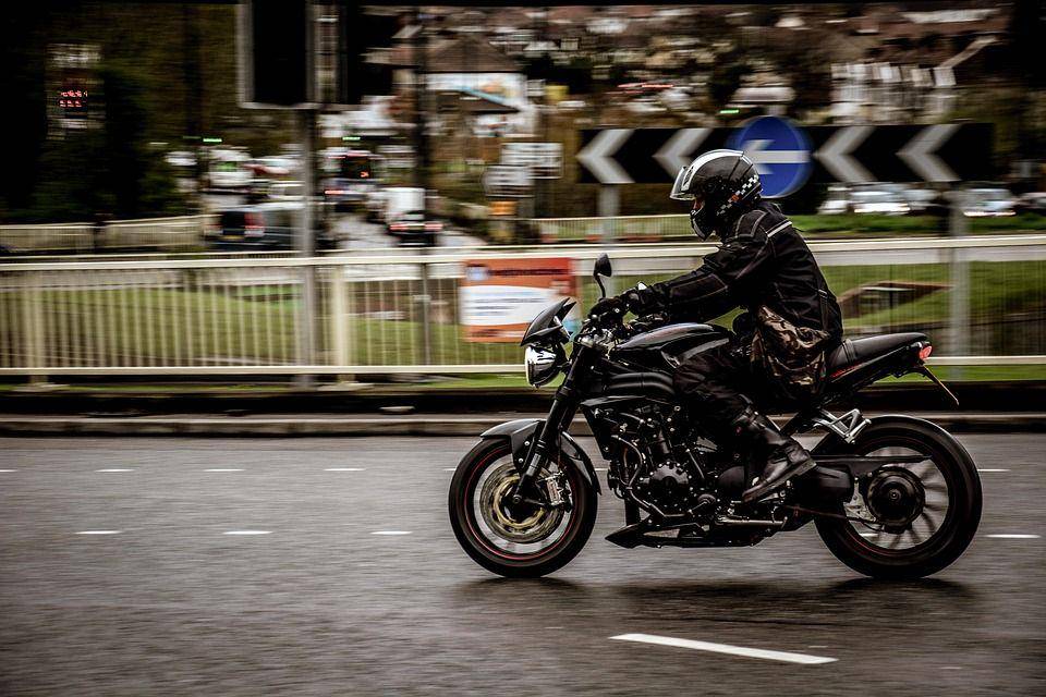 Ilustrasi naik motor (Pixabay.com/steelfish)