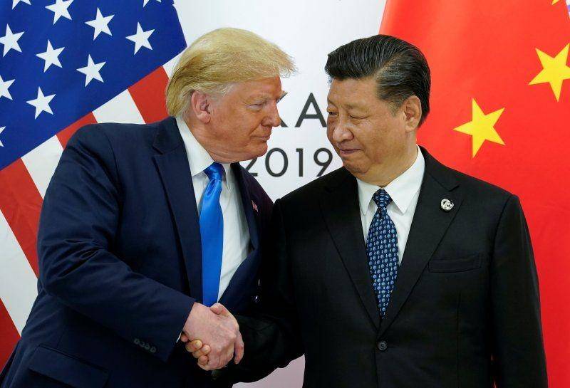 Presiden Amerika Serikat Donald Trump bertemu dengan Presiden Tiongkok Xi Jinping di KTT G20 di Osaka, Jepang, pada 29 Juni 2019. ANTARA FOTO/REUTERS/Kevin Lamarque