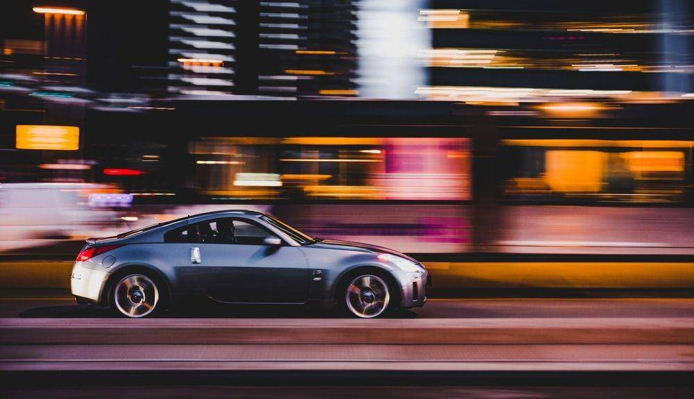 Ilustrasi mobil melaju (unsplash/Toine Garnier)