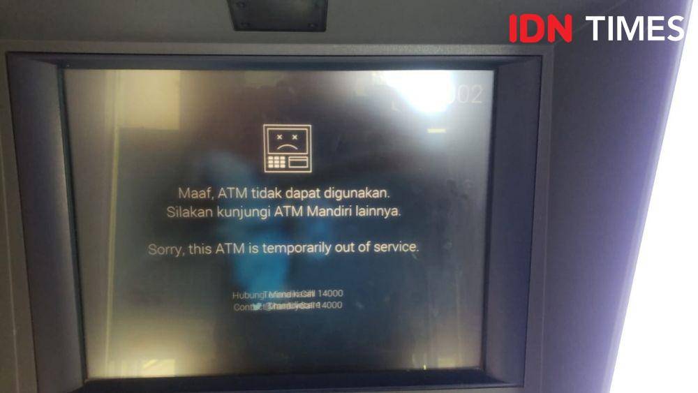 (Keterangan informasi di papan mesin ATM Mandiri di area Bekasi Timur) IDN Times/Hana Adi