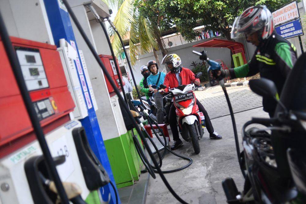 Ilustrasi pengisian isi bensin SPBU Pertamina. ANTARA FOTO/Sigid Kurniawan