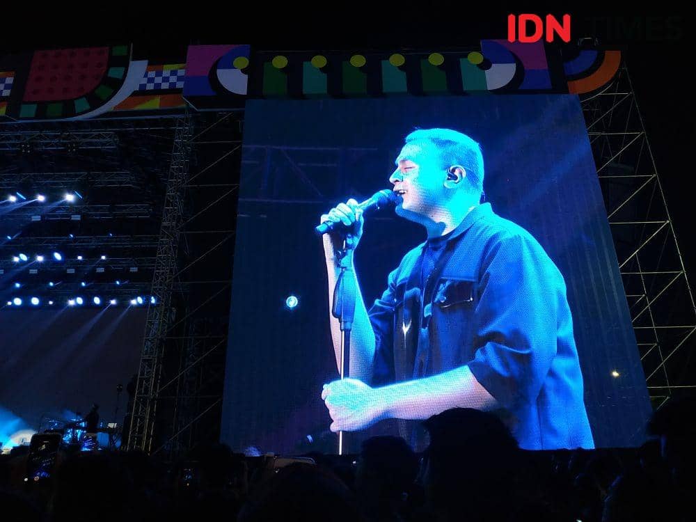 Tampil di Panggung We The Fest, 10 Keseruan Bareng Tulus & Dipha Barus