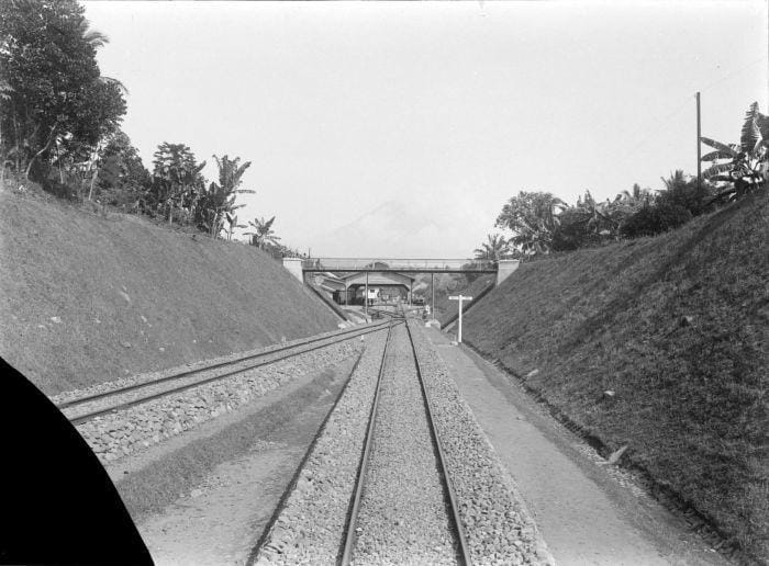 Ilustrasi pembangunan rel kereta api. Collectie Tropenmuseum