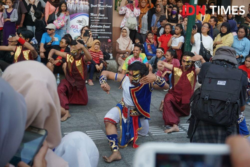 Pertunjukan kesenian saat Selasa Wage di Malioboro. IDN Times/Tunggul Kumoro