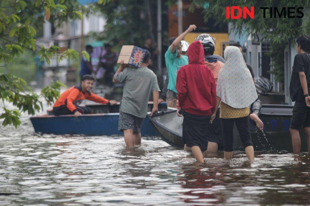 Banjir di Samarinda memang menjadi momok. Dalam hitungan jam saat hujan melanda Kota Tepian, sebutan Samarinda bisa tergenang. Potret tersebut diambil pada Juni 2019 (IDN Times/Yuda Almerio)
