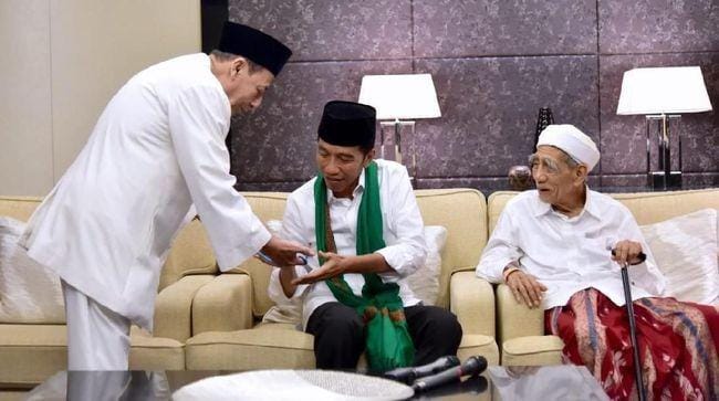 (Presiden Jokowi ketika bertemu Mbah Moen) Istimewa
