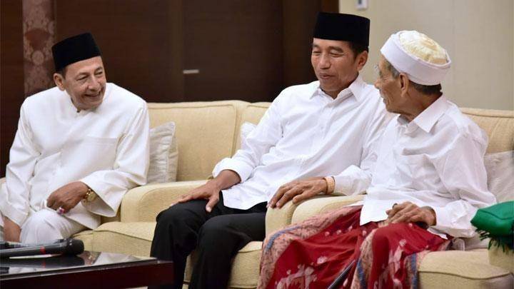Mbah Moen (kanan) ketika bertemu Presiden Jokowi (Istimewa)