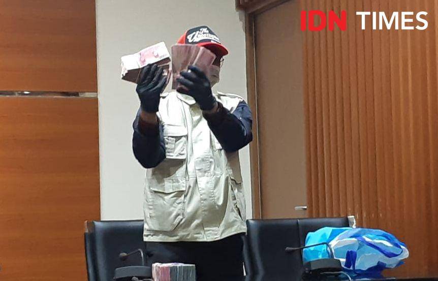 (Penyidik KPK tengah menunjukkan barang bukti OTT di Kudus) IDN Times/Margith Juita Damanik