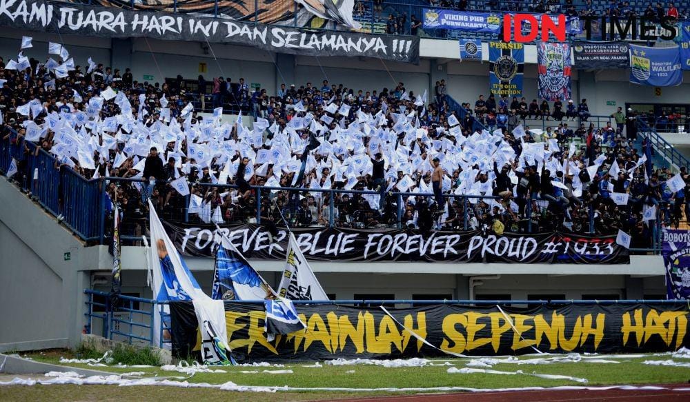 Bobotoh menyalakan flare saat Persib menaklukan PSM 5-2 pada laga terakhir Liga 1, Minggu (22/12). (IDN Times/Ilyas Listianto Mujib)