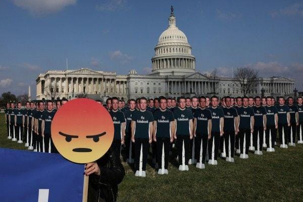 Protes terhadap Facebook di Amerika Serikat setelah terungkapnya skandal Cambridge Analytica pada 2018. ANTARA FOTO/REUTERS/Leah Millis