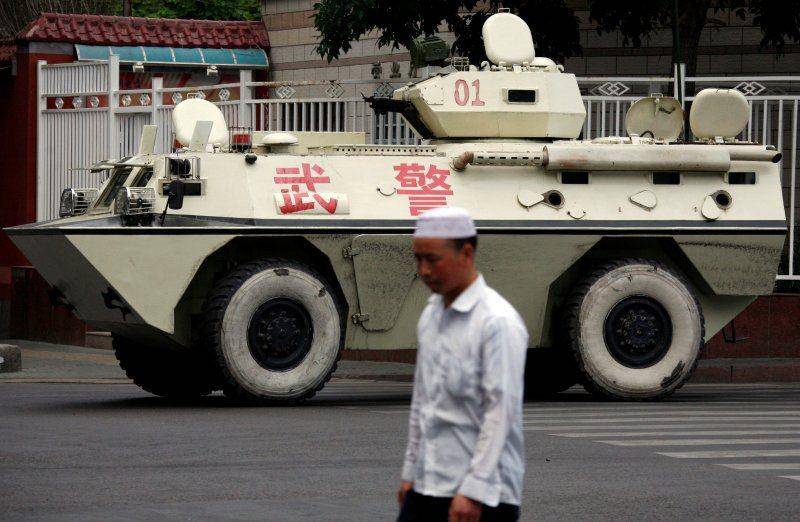 Sebuah tank militer milik Tiongkok tampak berada di pinggir jalan di Provinsi Xinjiang, Tiongkok. ANTARA FOTO/REUTERS/David Gray