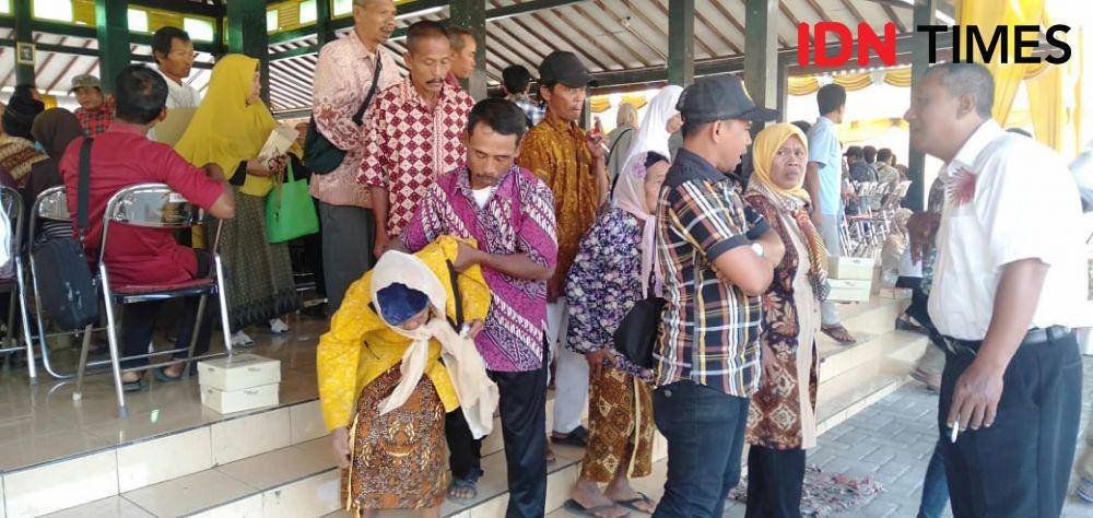 Ilustrasi warga miskin (IDN Times/Daruwaskita)