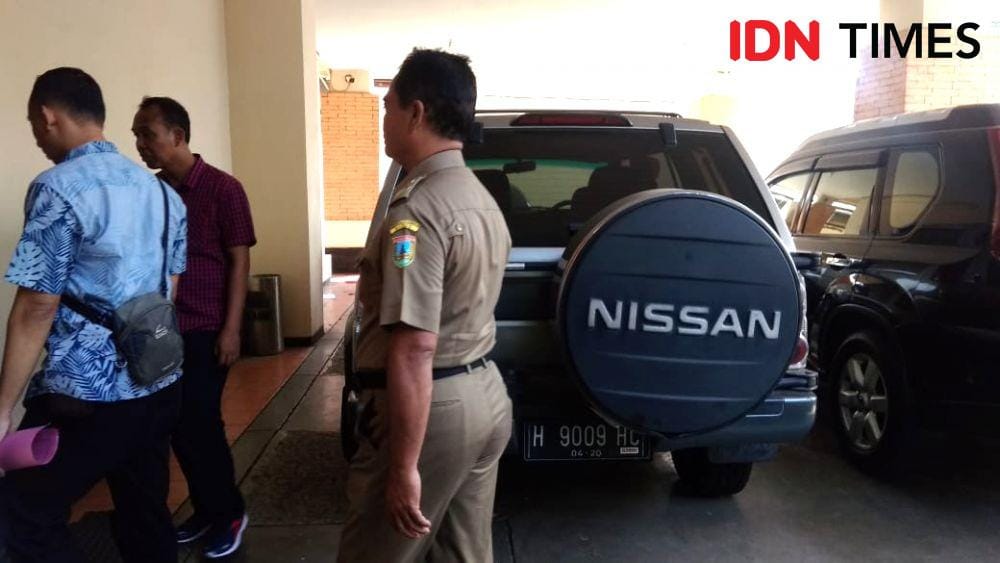 (Nissan Terrano milik Bupati Tamzil yang terparkir di kantor Bupati) Istimewa