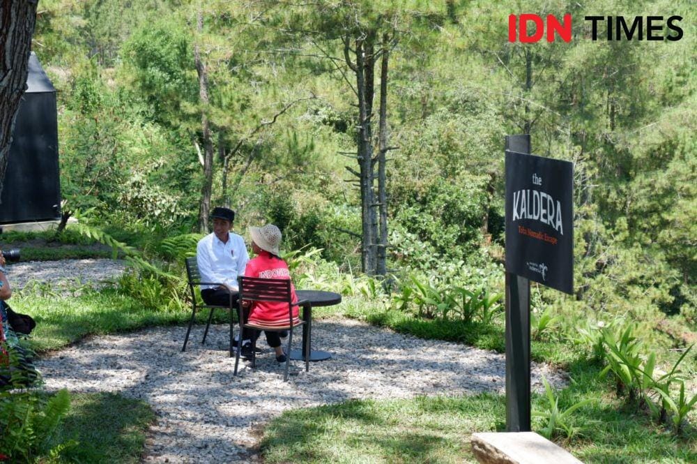 Presiden Jokowi dan Ibu Iriana saat berada di kawasan Kaldera Toba (IDN Times/Prayugo Utomo)