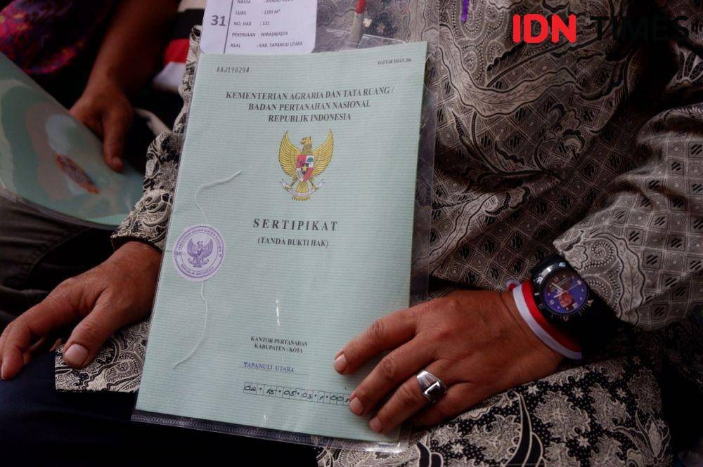 ilustrasi sertifikat tanah (IDN Times/Prayugo Utomo)