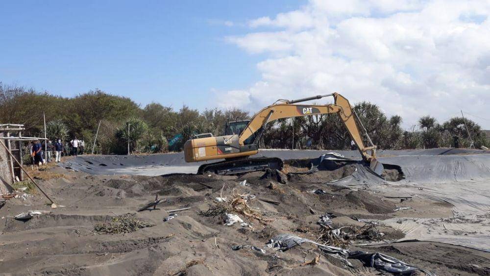 Penertiban tambak udang di Kulon Progo. IDN Times/Daruwaskita