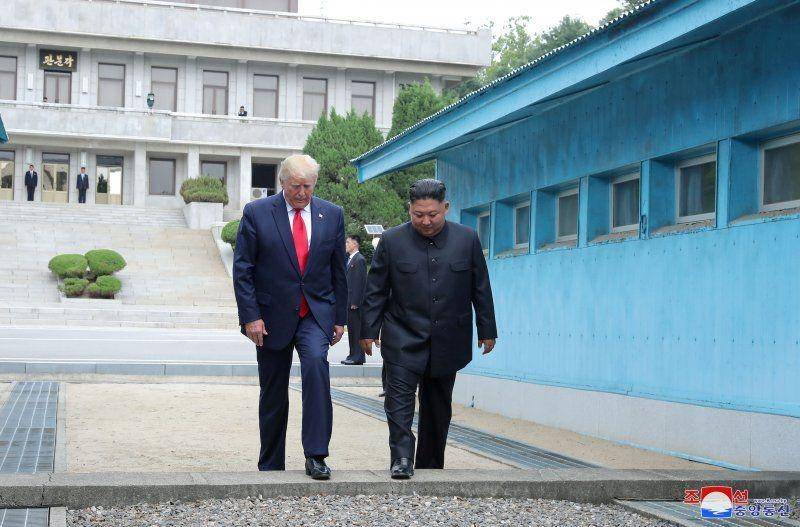 Donald Trump bertemu dengan Pemimpin Korea Utara, Kim Jong-un, di Zona Demiliterisasi (DMZ) pada 30 Juni 2019. ANTARA FOTO/KCNA via REUTERS