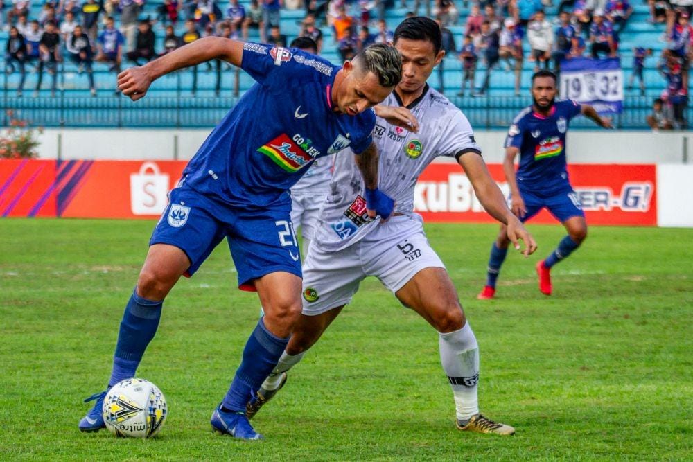 Pesepak bola PSIS Semarang Silvio Escobar Benitez (kiri) berupaya melewati hadangan pesepak bola Tira Persikabo Andy Setyo Nugroho (kanan) pada pertandingan lanjutan Liga 1 2019 di Stadion Moch Soebroto, Magelang, Jawa Tengah, Jumat (2/8/2019). PSIS Semarang dikalahkan Tira Persikabo dengan skor 0-2. ANTARA FOTO/Aji Styawan/pd.