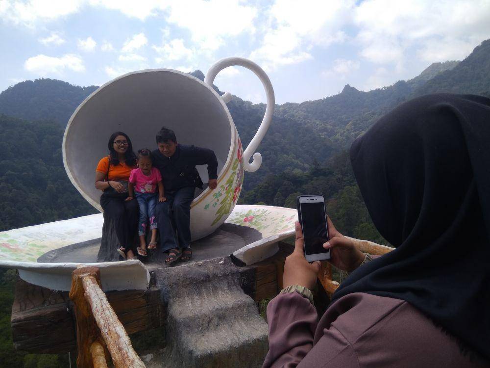 Pengunjung lokasi wisata Watu Rumpuk di Desa Mendak, Kecamatan Dagangan sedang berfoto di salah satu spot selfie. IDN Times/Nofika Dian Nugroho