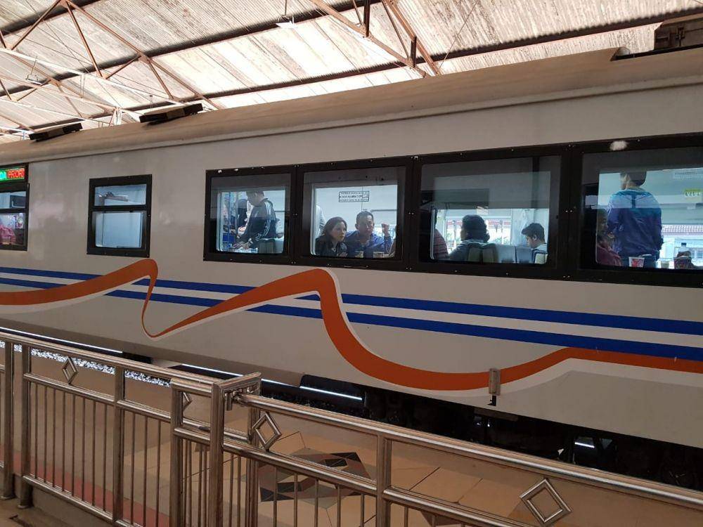 Kereta api saat berhenti di Stasiun MadiunDok.IDN Times/Istimewa