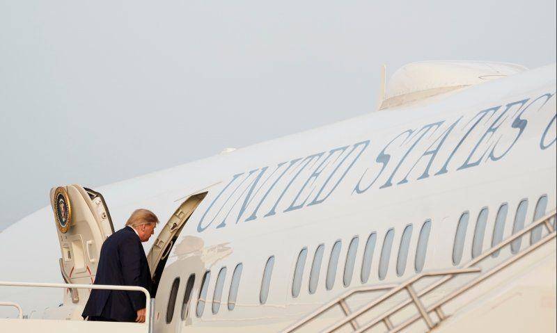 Donald Trump naik ke Air Force One di Pangkalan Gabungan Andrews, Amerika Serikat, pada 2 Agustus 2019. ANTARA FOTO/REUTERS/Kevin Lamarque