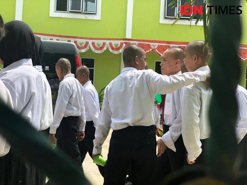 Siswa baru SMA Taruna Indonesia saat menjalani ospek (IDN Times/Rangga Erfizal)
