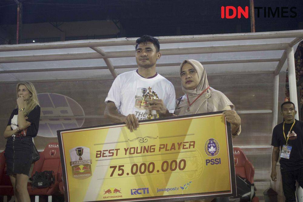 Pemain PSM Makassar, Asnawi Mangkualam Bahar (kiri) didampingi sang ibu Fatmawati Bahar (IDN Times/Achmad Hidayat Alsair)
